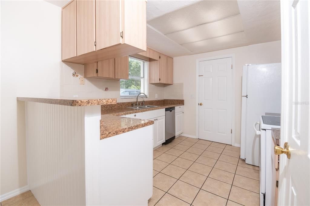 Activo con contrato: $210,000 (3 camas, 1 baños, 1386 Pies cuadrados)