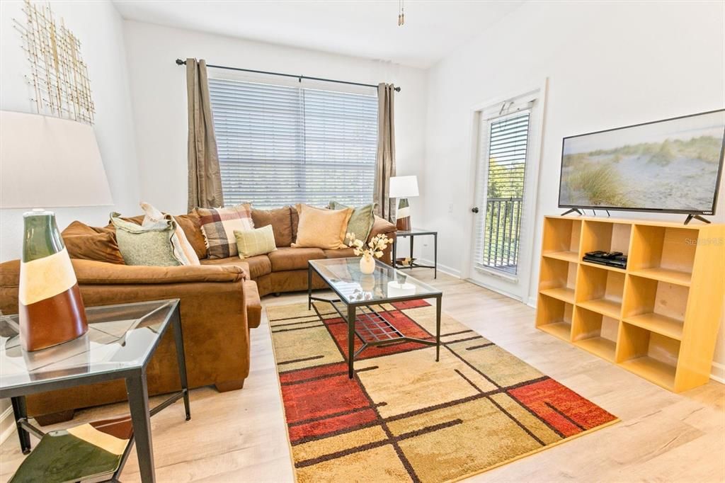 Под контрактом: $199,000 (3 спален, 2 ванн, 1402 Квадратных фут)