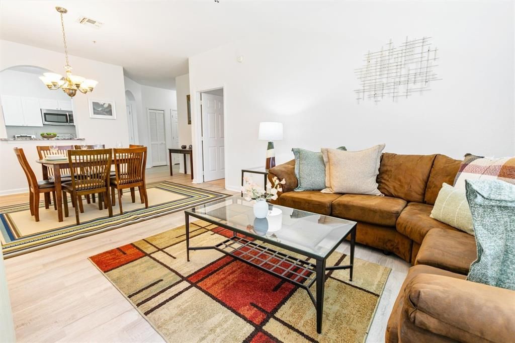 Под контрактом: $199,000 (3 спален, 2 ванн, 1402 Квадратных фут)