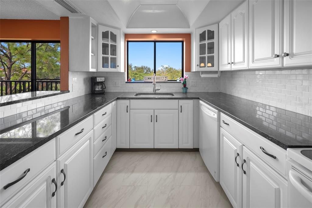 待售: $229,000 (2 贝兹, 2 浴室, 1123 平方英尺)