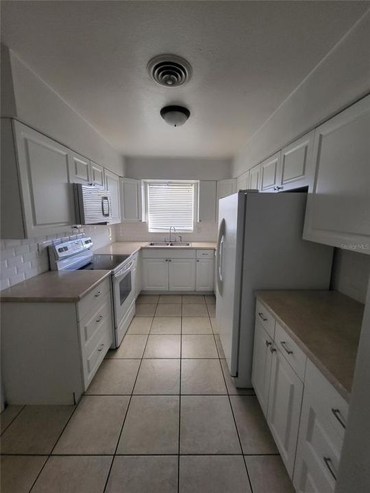 Active With Contract: $218,000 (2 beds, 2 baths, 1219 Square Feet)