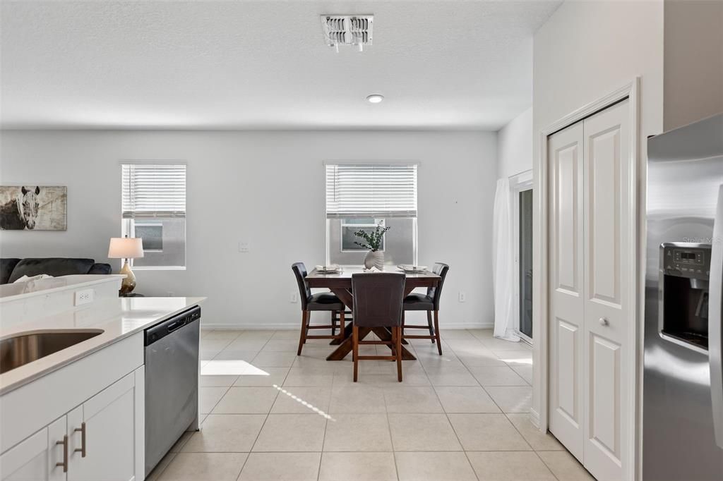 На продажу: $245,000 (2 спален, 2 ванн, 1540 Квадратных фут)