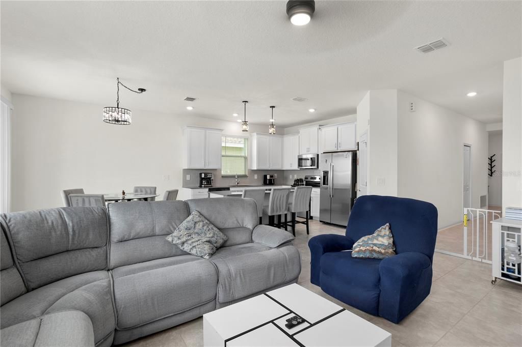 For Rent: $2,395 (4 beds, 2 baths, 1884 Square Feet)