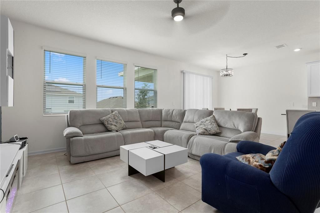 For Rent: $2,395 (4 beds, 2 baths, 1884 Square Feet)