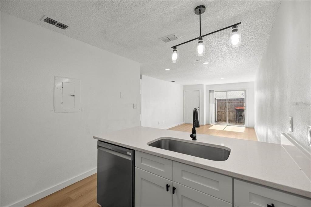 待售: $545,000 (8 贝兹, 0 浴室, 3417 平方英尺)