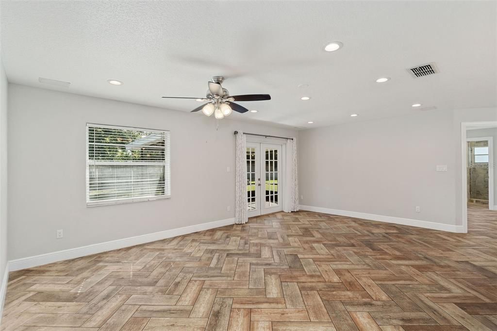 Active With Contract: $394,000 (4 beds, 2 baths, 1539 Square Feet)