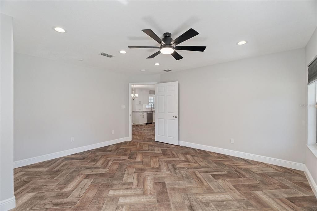 Active With Contract: $394,000 (4 beds, 2 baths, 1539 Square Feet)