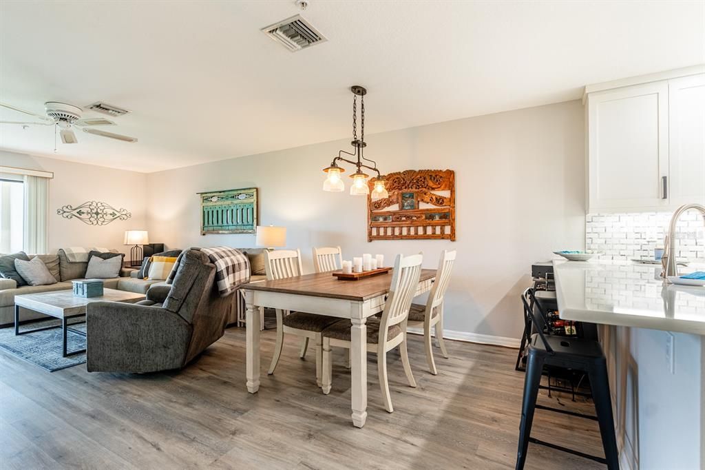 待售: $585,000 (2 贝兹, 2 浴室, 1126 平方英尺)