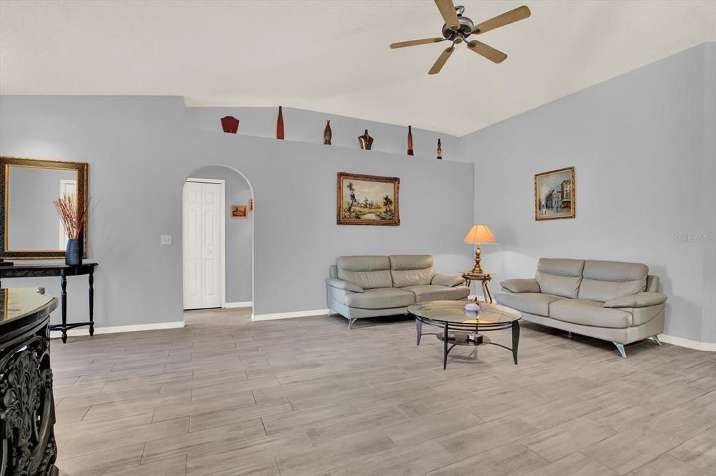 合同活跃: $339,900 (3 贝兹, 2 浴室, 1487 平方英尺)