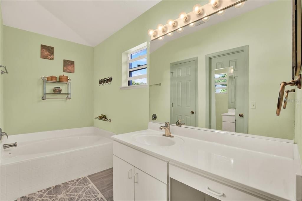 合同活跃: $339,900 (3 贝兹, 2 浴室, 1487 平方英尺)