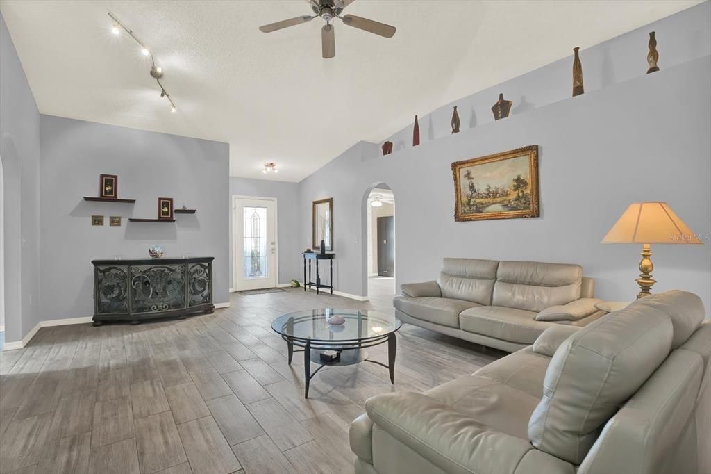 合同活跃: $339,900 (3 贝兹, 2 浴室, 1487 平方英尺)