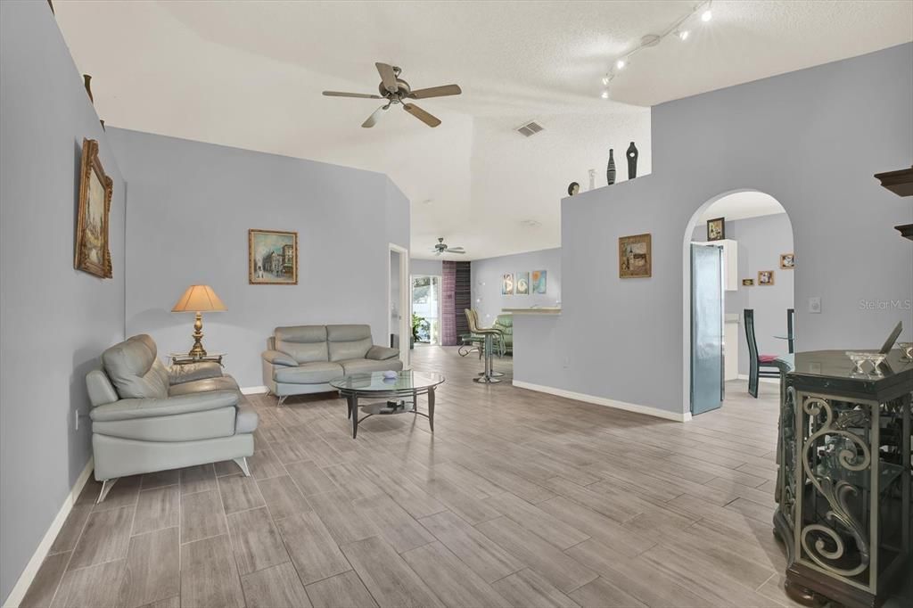 合同活跃: $339,900 (3 贝兹, 2 浴室, 1487 平方英尺)