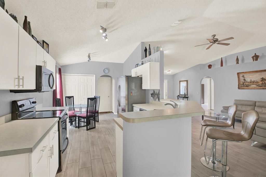 合同活跃: $339,900 (3 贝兹, 2 浴室, 1487 平方英尺)