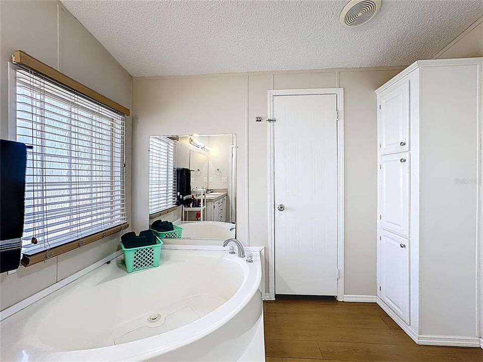 For Sale: $295,000 (4 beds, 2 baths, 2280 Square Feet)