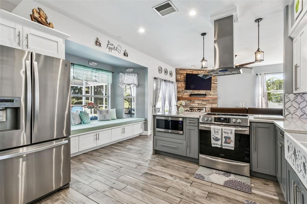 For Sale: $599,900 (4 beds, 2 baths, 2124 Square Feet)