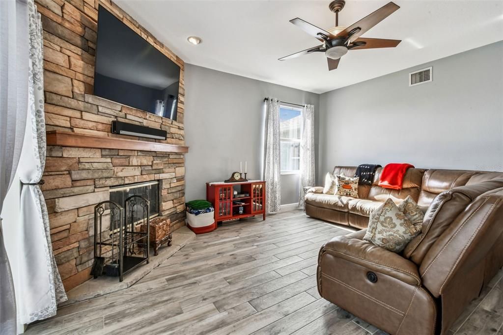 For Sale: $599,900 (4 beds, 2 baths, 2124 Square Feet)