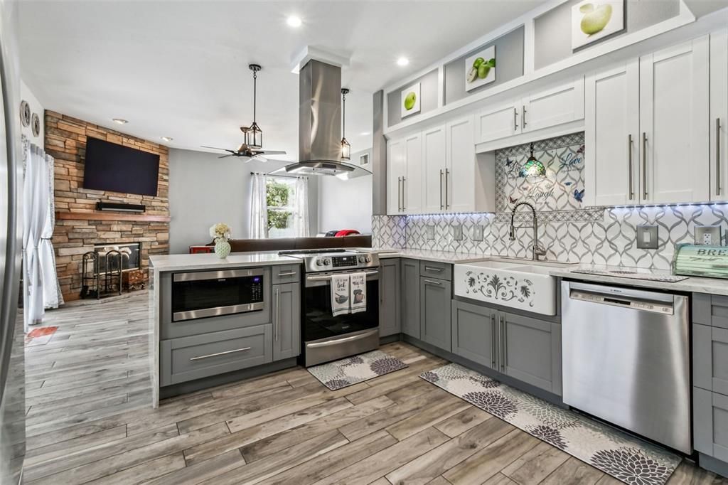 For Sale: $599,900 (4 beds, 2 baths, 2124 Square Feet)