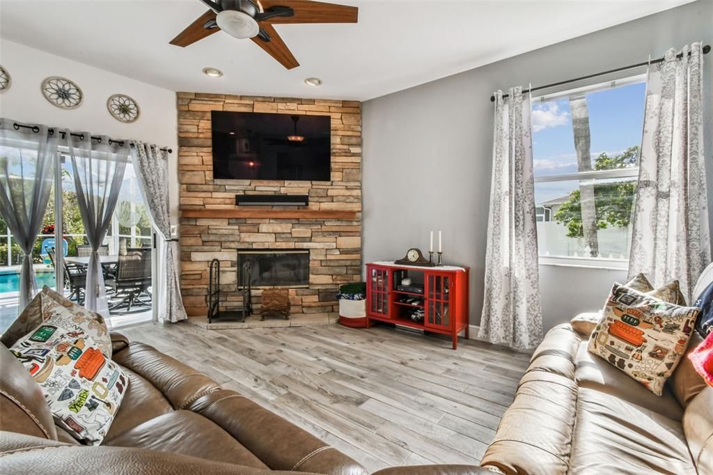 For Sale: $599,900 (4 beds, 2 baths, 2124 Square Feet)