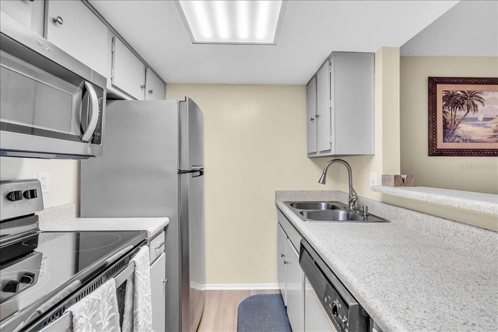 For Sale: $294,999 (2 beds, 1 baths, 760 Square Feet)