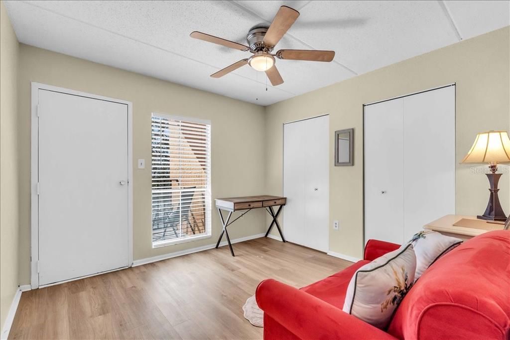 For Sale: $294,999 (2 beds, 1 baths, 760 Square Feet)