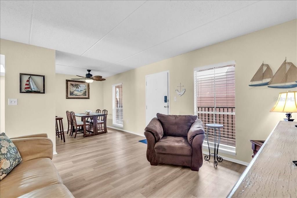 For Sale: $294,999 (2 beds, 1 baths, 760 Square Feet)