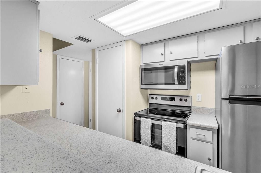 For Sale: $294,999 (2 beds, 1 baths, 760 Square Feet)