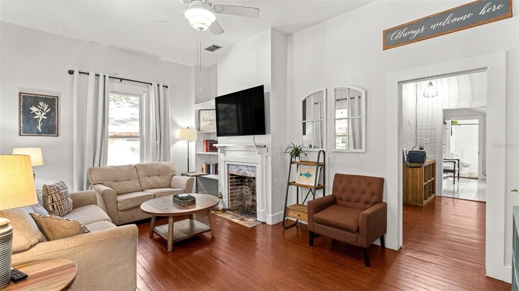 For Sale: $349,999 (4 beds, 2 baths, 1241 Square Feet)