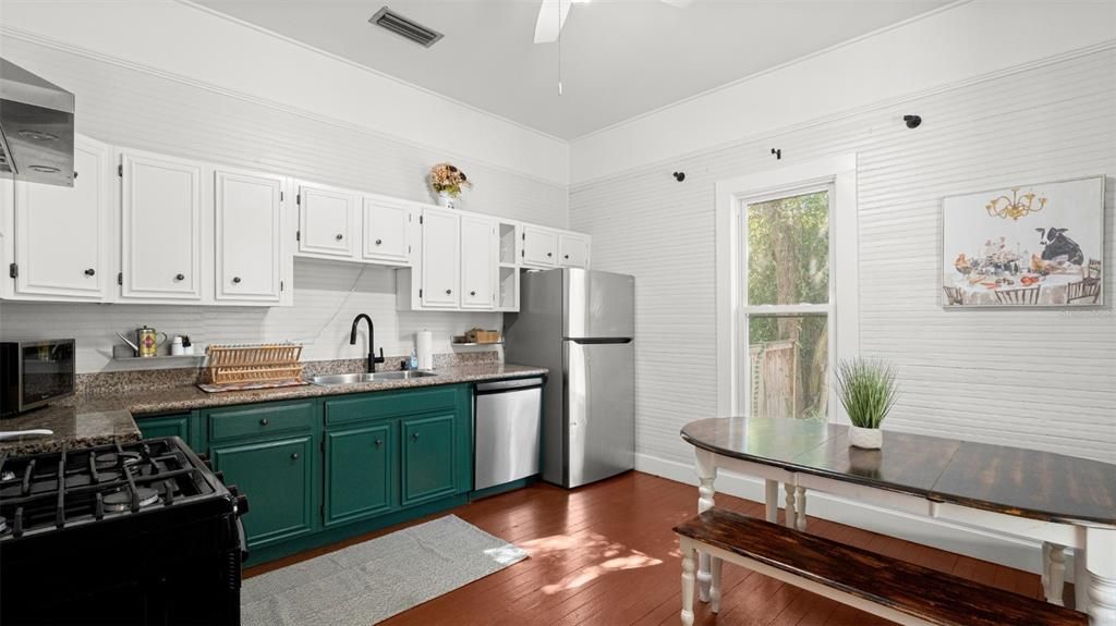 For Sale: $349,999 (4 beds, 2 baths, 1241 Square Feet)