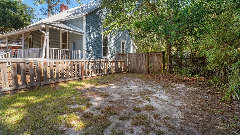 For Sale: $349,999 (4 beds, 2 baths, 1241 Square Feet)