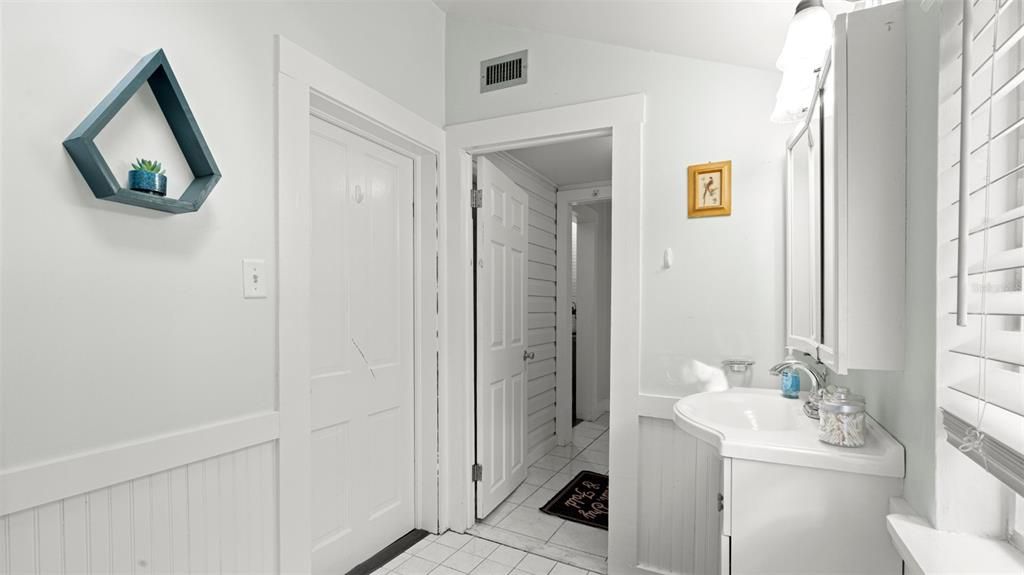 For Sale: $349,999 (4 beds, 2 baths, 1241 Square Feet)