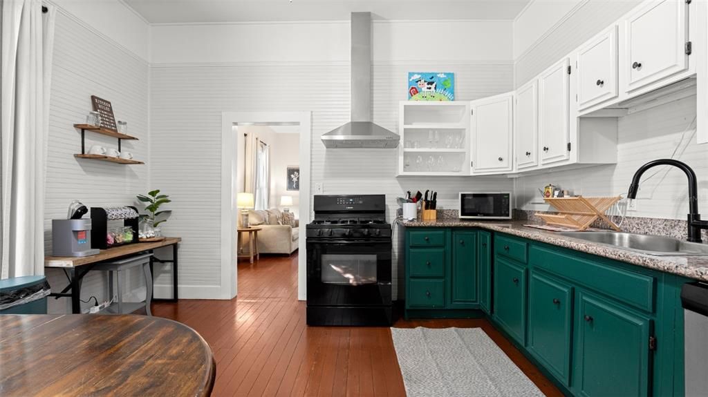 For Sale: $349,999 (4 beds, 2 baths, 1241 Square Feet)