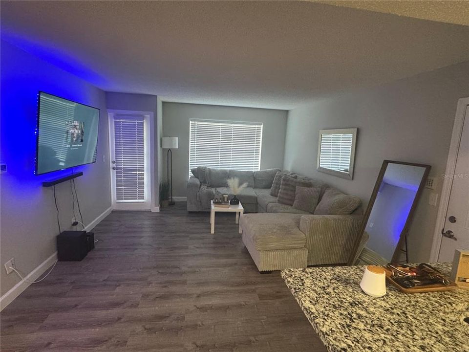 For Rent: $1,475 (1 beds, 1 baths, 642 Square Feet)