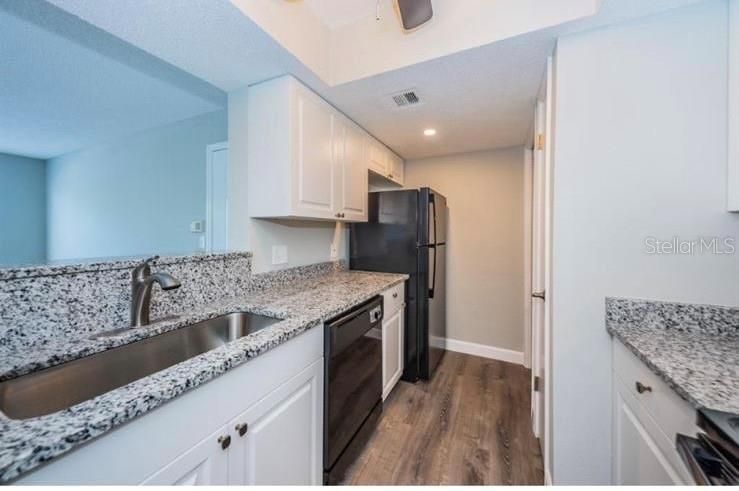 For Rent: $1,475 (1 beds, 1 baths, 642 Square Feet)