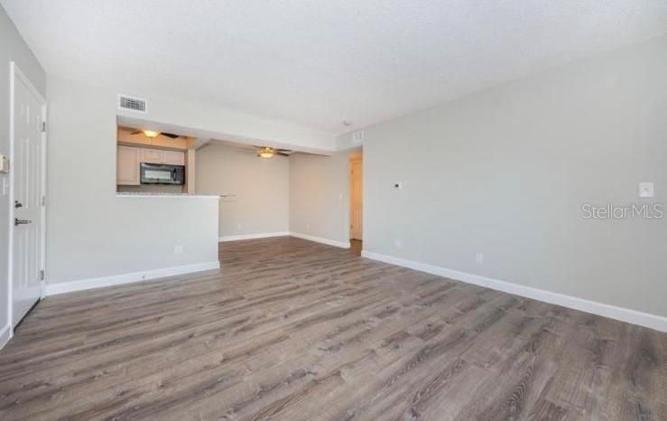 For Rent: $1,475 (1 beds, 1 baths, 642 Square Feet)