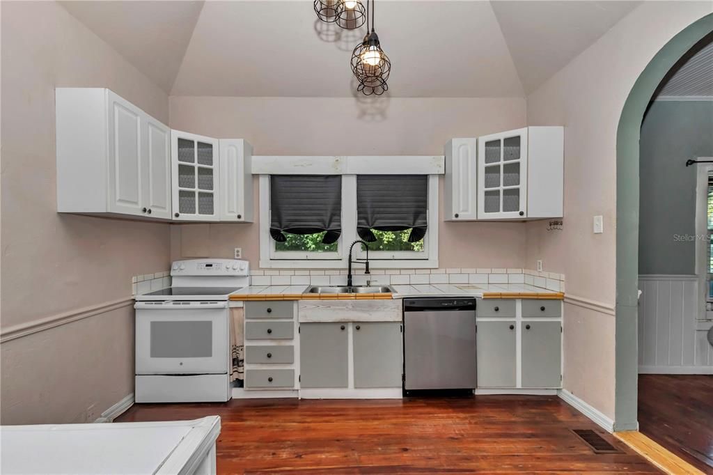 На продажу: $198,000 (4 спален, 2 ванн, 1686 Квадратных фут)