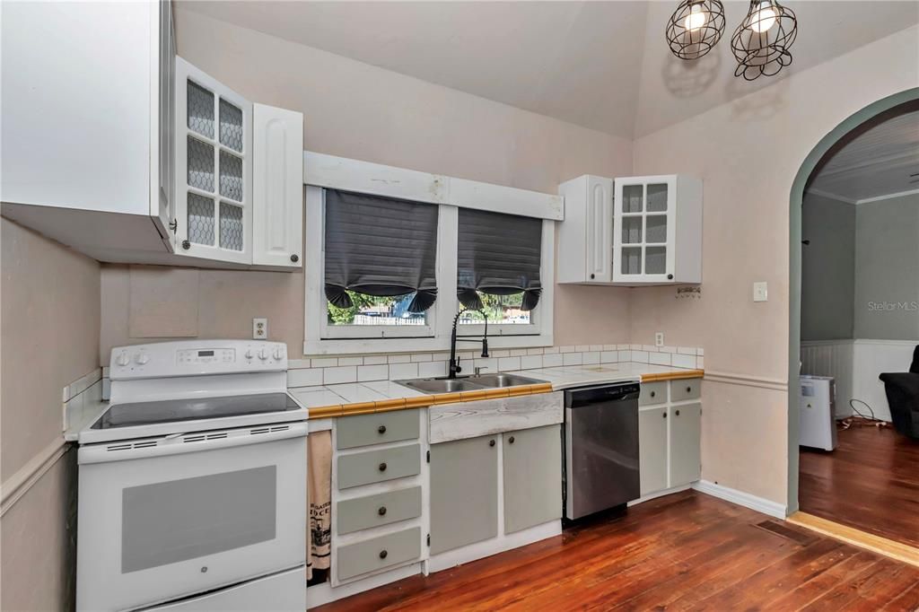 На продажу: $198,000 (4 спален, 2 ванн, 1686 Квадратных фут)