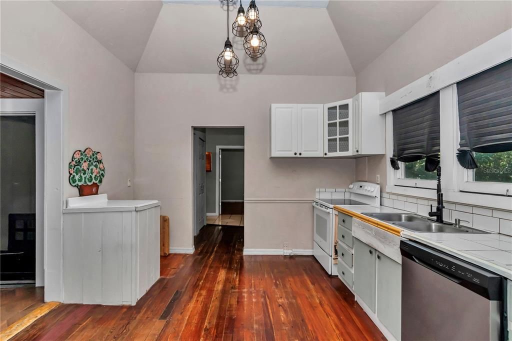 На продажу: $198,000 (4 спален, 2 ванн, 1686 Квадратных фут)