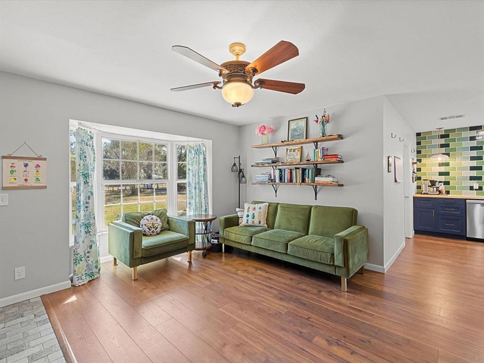 合同活跃: $479,000 (3 贝兹, 2 浴室, 1545 平方英尺)