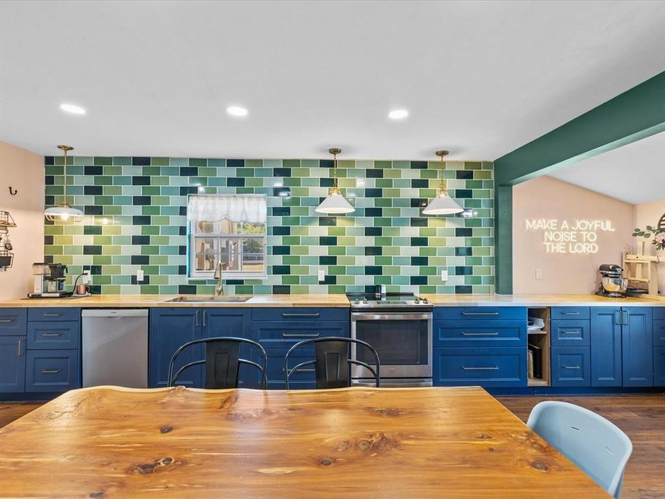 合同活跃: $479,000 (3 贝兹, 2 浴室, 1545 平方英尺)