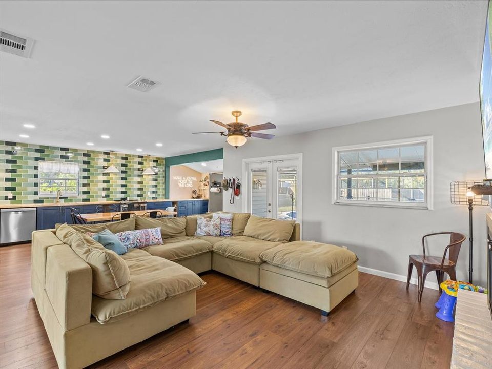 合同活跃: $479,000 (3 贝兹, 2 浴室, 1545 平方英尺)