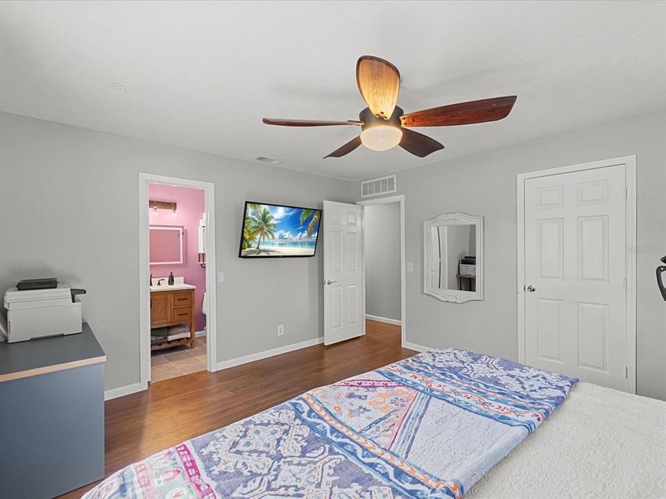 合同活跃: $479,000 (3 贝兹, 2 浴室, 1545 平方英尺)