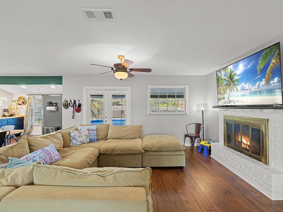 合同活跃: $479,000 (3 贝兹, 2 浴室, 1545 平方英尺)