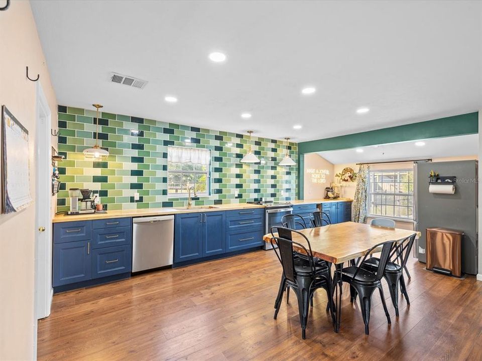 合同活跃: $479,000 (3 贝兹, 2 浴室, 1545 平方英尺)