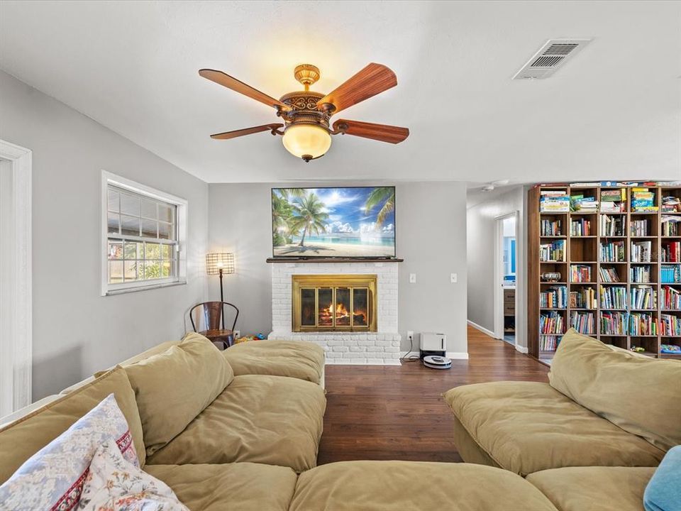 合同活跃: $479,000 (3 贝兹, 2 浴室, 1545 平方英尺)