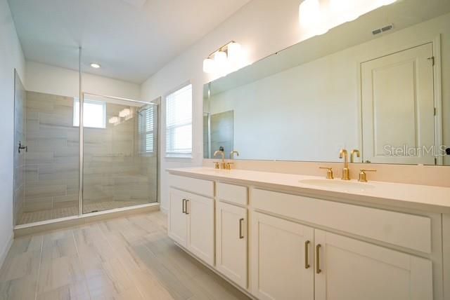 出租: $3,300 (5 贝兹, 4 浴室, 3422 平方英尺)