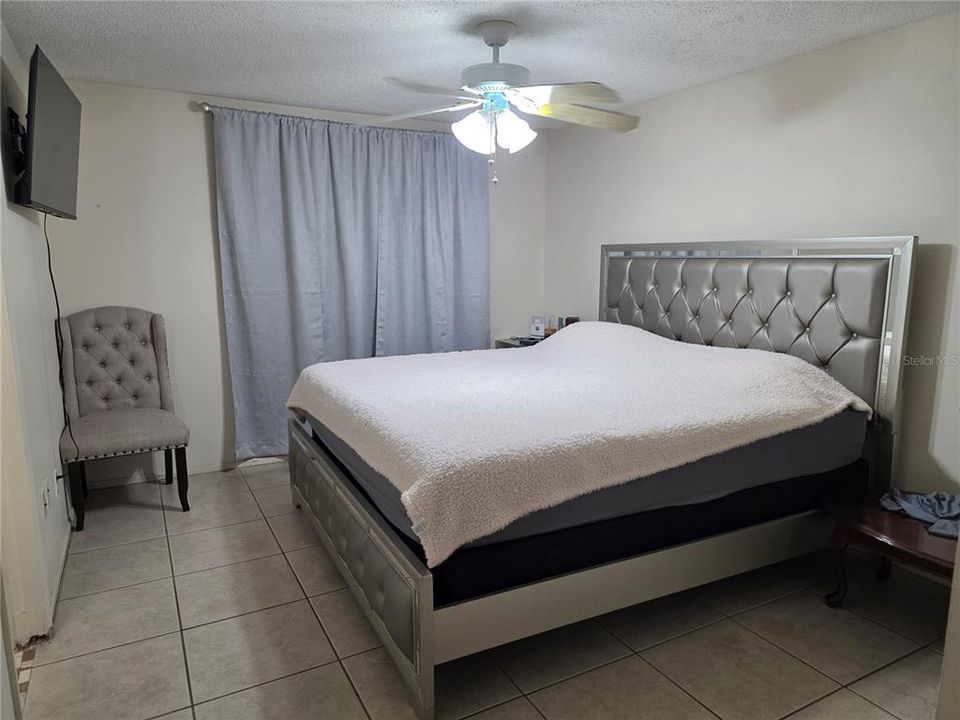 For Rent: $1,800 (3 beds, 2 baths, 992 Square Feet)