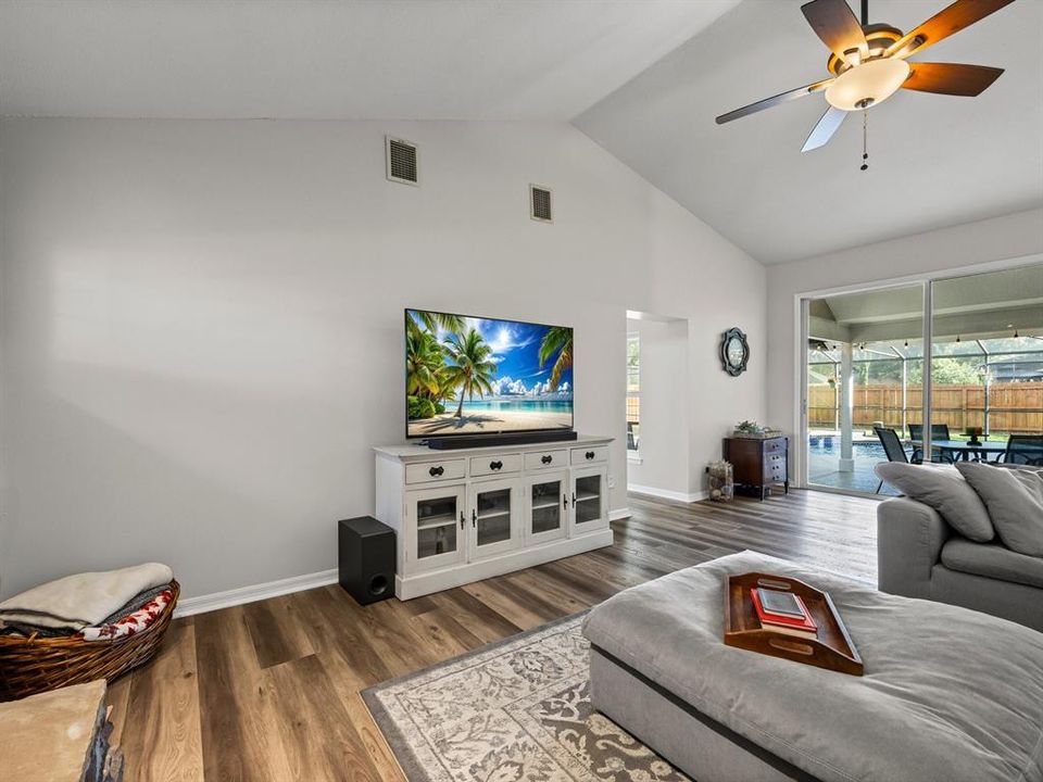 合同活跃: $749,000 (5 贝兹, 3 浴室, 3407 平方英尺)