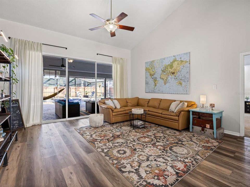 合同活跃: $749,000 (5 贝兹, 3 浴室, 3407 平方英尺)