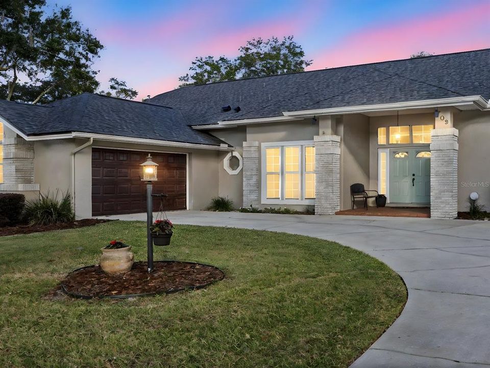 合同活跃: $749,000 (5 贝兹, 3 浴室, 3407 平方英尺)