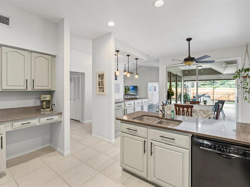 合同活跃: $749,000 (5 贝兹, 3 浴室, 3407 平方英尺)